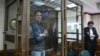Evan Gerškovič, uhapšen zbog sumnji za špijunažu, stoji u optuženičkom "kavezu" uoči razmatranja njegove žalbe na hapšenje, Moskva, 18. april 2023.
