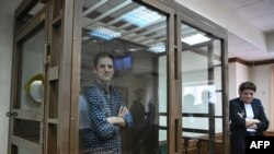 Američki novinar Evan Gerškovič (Gershkovich), uhapšen pod optužbom za špijunažu, stoji u kavezu optuženih prije saslušanja na kojem se razmatra žalba na njegovo hapšenje u Gradskom sudu u Moskvi 18. aprila.