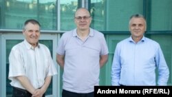 Jurnalistul Europei Libere Eugen Urușciuc (centru) alături de analiștii Nicolae Negru (stânga) și Igor Boțan (dreapta)