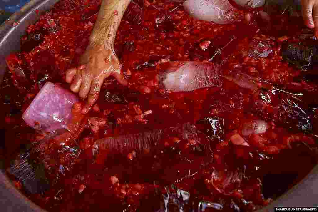 Вулічны гандляр рыхтуе кавуновы сок для продажу ў прыдарожным кіёску&nbsp;ў Карачы, Пакістан.