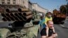 Люди відвідують виставку, на якій демонструється знищена російська військова техніка, на Хрещатику (центр Києва), Україна, 21 серпня 2023 року