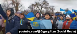 6 марта 2022 года, митинг за Украину в Новоалекссевке, стоп-кадр видео, впереди слева Гульнара Бекирова