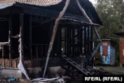 Один из сгоревших домов в селе Деревянное, где обнаружили несколько трупов