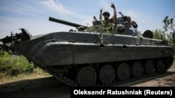 Украинские военные едут на боевой машине пехоты БМП-1 в освобожденном от армии РФ селе Нескучное Донецкой области, 13 июня 2023 года