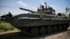 UCRAINA – Membrii serviciilor ucrainene se deplasează cu un vehicul de luptă de infanterie BMP-1 lângă linia frontului în satul Neskuchne din regiunea Donețk, proaspăt eliberat de armata rusă, Ucraina, 13 iunie 2023