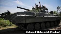 Українські військові їдуть на бойовій машині піхоти БМП-1 у звільненому від армії РФ селі Нескучне на Донеччині, 13 червня 2023 року