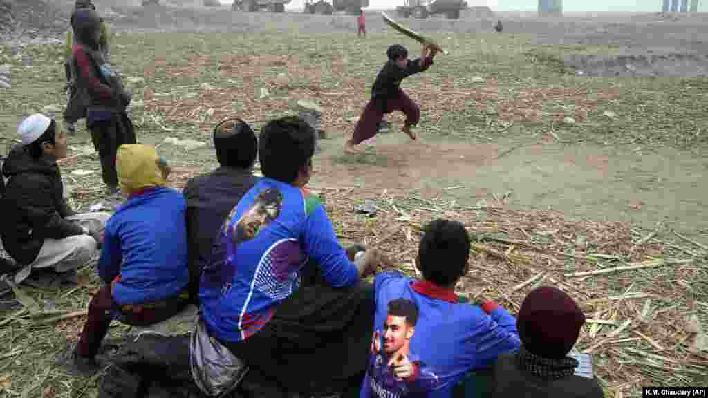 Dječaci igraju kriket na periferiji Lahorea u Pakistanu.