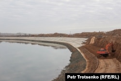 Строительные работы по укреплению берега реки Урал на границе с Россией. Село Облавка, Западно-Казахстанская область, 7 ноября 2014 года