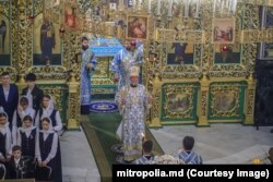 Службу в одному з храмів Кишинева проводить митрополит Володимир, предстоятель Православної церкви Молдови