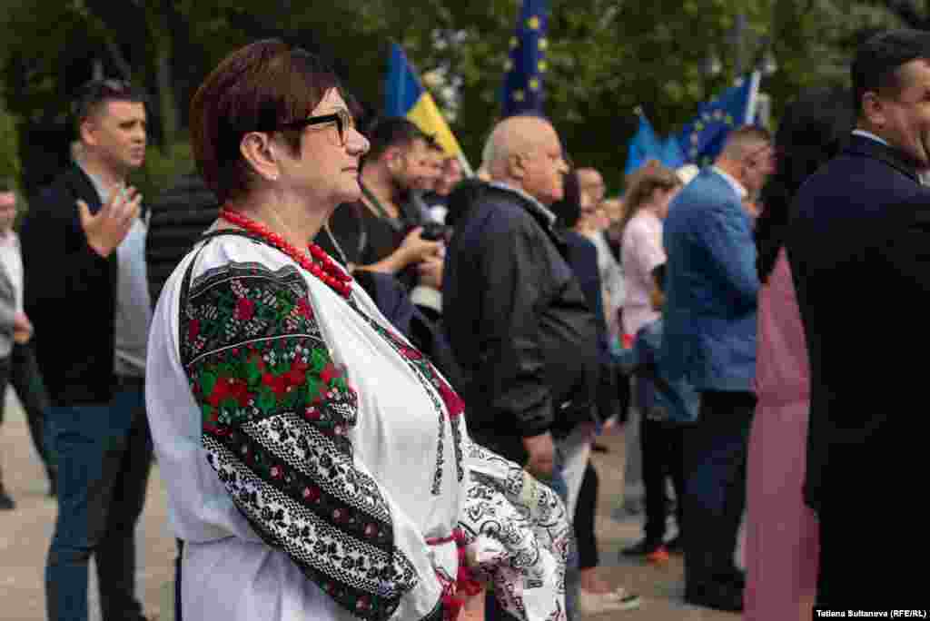 Valentina Moraru îmbrăcată într-o cămașă ucraineană realizată în stilul Borșciov, popular în Bucovina.&nbsp;Potrivit legendelor populare, apariția cămășilor Borșciov este o consecință a atacurilor turcilor și tătarilor din secolele XV și XVII, în semn de doliu, femeile au început să-și brodeze cămășile cu fir negru. Inițial, ele utilizau doar ață neagră, odată cu trecerea anilor au început să adauge și alte culori.&nbsp;