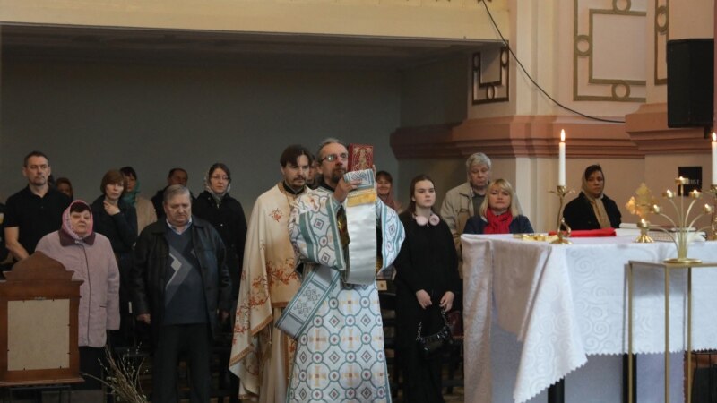 Pravoslavci, izopćeni zbog protivljenja ratu u Ukrajini, mole u bivšem zatvoru