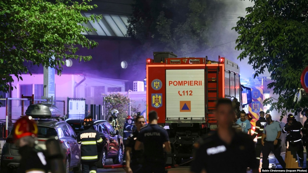 Pompierii intervin pentru limitarea pagubelor produse de un incendiu izbucnit la un punct trafo aflat în apropierea Spitalului de Recuperare pentru copii „Nicolae Robănescu”, în București, 25 iulie 2023.