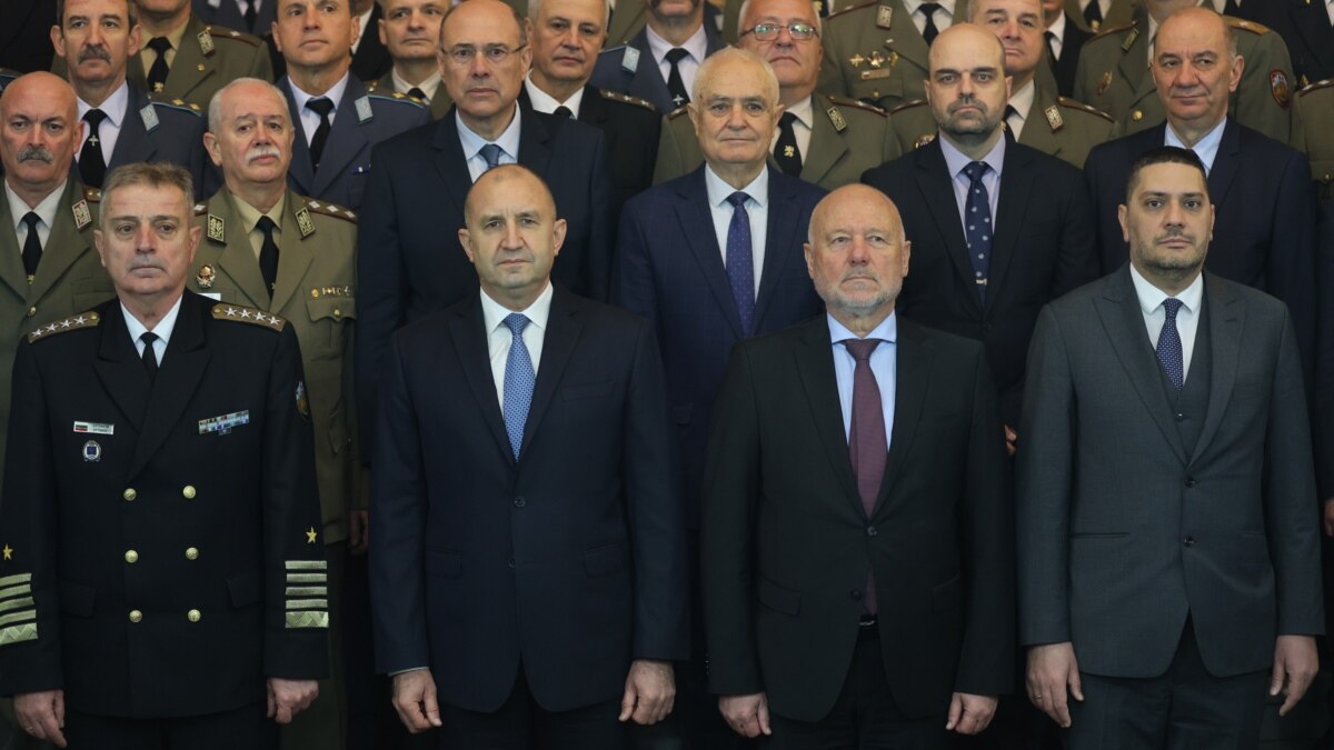Президентът и главнокомандващ на армията Румен Радев и министърът на
