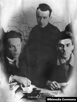 У редакції журналу «Всесвіт» (зліва направо): Олександр Довженко, Кость Гордієнко і Микола Хвильовий. Харків, 1925 рік