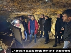 Vizită „de lucru” în galeria Orlea, din Roșia Montană. În dreapta, Adrian Petri, moștenitor al unor locuitori ai localității, unul din liderii Roșia Montană Community, grup de inițiativă locală inspirat de activitatea ARA.