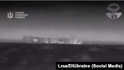 Российский БДК «Цезарь Куников» лежит на боку после нескольких взрывов. Скриншот с видео ГУР МО Украины