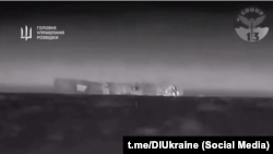 ВДК «Цезарь Куников» лежить на боці після кількох вибухів. Скриншот відео ГУР МО України