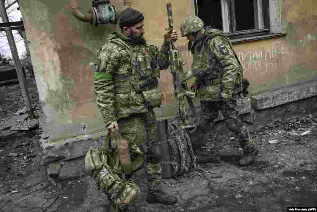 Ukrainian soldiers prepare to join the battle on the front line.