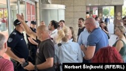 Policija obezbeđuje ulaz u Novosadski sajam