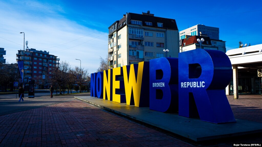 Si çdo vit, monumenti i pavarësisë, NEWBORN, ndryshon pamjen. Në 15-vjetorin e pavarësisë, temë është "Jo një Republikë e re e prishur".