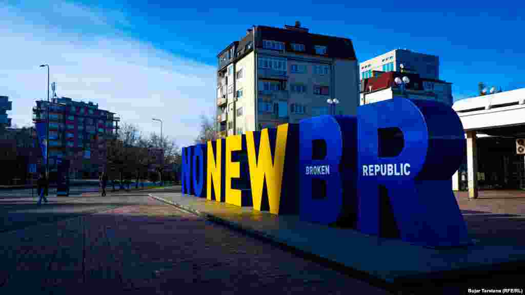 Si çdo vit, monumenti i pavarësisë, NEWBORN, ndryshon pamjen. Në 15-vjetorin e pavarësisë, temë është &quot;Jo një Republikë e re e prishur&quot;.