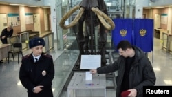 یک مرکز رأی‌گیری در دانشگاه ایالتی نووسیبیرسک، روسیه، ۱۷ مارس ۲۰۲۴