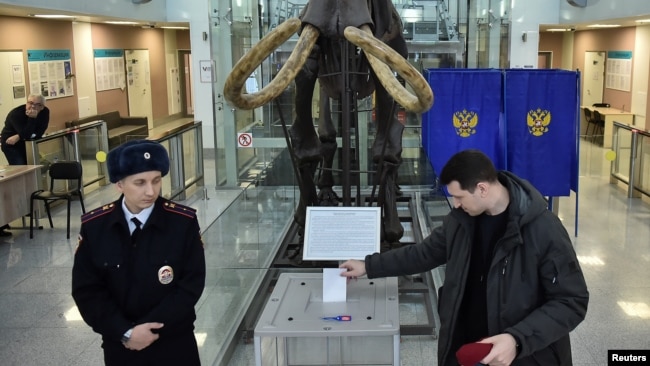 یک مرکز رأی‌گیری در دانشگاه ایالتی نووسیبیرسک، روسیه، ۱۷ مارس ۲۰۲۴