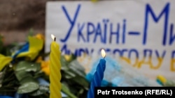 Свечи у памятника поэту Тарасу Шевченко в знак поддержки Украины в день второй годовщины войны. Алматы, 24 февраля 2024 года