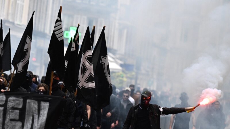 Franca kritikohet pasi lejoi një marsh të neo-nazistëve në Paris