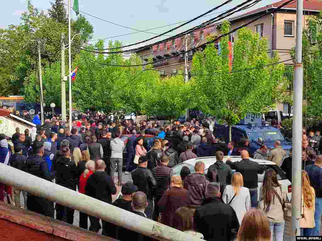 Policia e Kosovës ka hedhur gaz lotsjellës për të shpërndarë turmat e mbledhura në Zveçan.&nbsp;