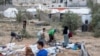 Raseljeni Palestinci pregledavaju mjesto nakon izraelskog napada na šatorski kamp u Rafahu, jug Pojasa Gaze, 22. aprila 2024.