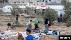 Raseljeni Palestinci pregledavaju mjesto nakon izraelskog napada na šatorski kamp u Rafahu, jug Pojasa Gaze, 22. aprila 2024.