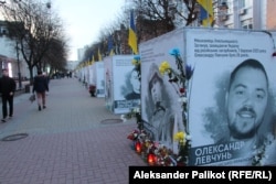 Un șir de cuburi cu portrete ale soldaților uciși se întinde pe strada centrală Proskurivska din Hmelnițkii.