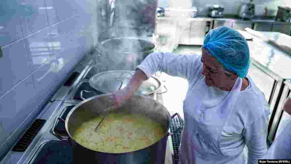 Një punonjëse e Kuzhinës Qendrore duke përgatitur ushqime për fëmijët e çerdheve në Prishtinë. Drejtuesit e Kuzhinës thanë se ushqimet paketohen në kushte të sigurta dhe transportohen në institucione parashkollore.&nbsp;