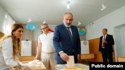 Armenia - Prime Minister Nikol Pashinian votes in a local election in Yerevan, September 17, 2023.