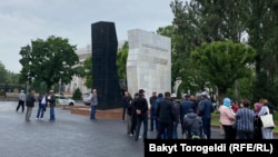 Апрель ыңкылабынын катышуучулары жана ушул окуяда каза болгондордун жакындары. 23-май, 2023-жыл.