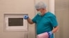 Stefan Kmil vadi zamrznute embrione iz rezervoara sa tečnim azotom u svojoj klinici za neplodnost u Lavovu