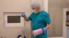 Стефан Хміль дістає заморожені ембріони з бака з рідким азотом у репродуктивній клініці у Львові
