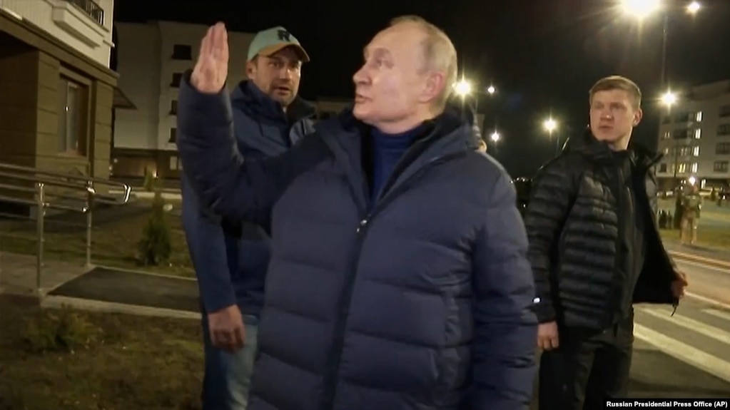 Президент России Владимир Путин в захваченном украинском Мариуполе 