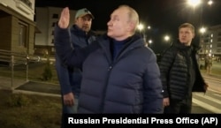 Президент Росії Володимир Путін в окупованому українському Маріуполі у ніч на 19 березня 2023 року (скріншот з відео)
