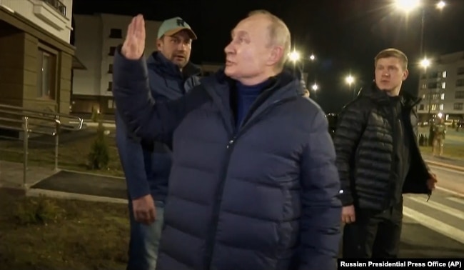 Російські державні ЗМІ стверджують, що це президент Росії Володимир Путін в окупованому українському Маріуполі у ніч на 19 березня 2023 року (скріншот з відео)