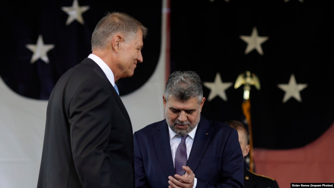 Premierul Marcel Ciolacu (dreapta) și președintele Klaus Iohannis (stânga).