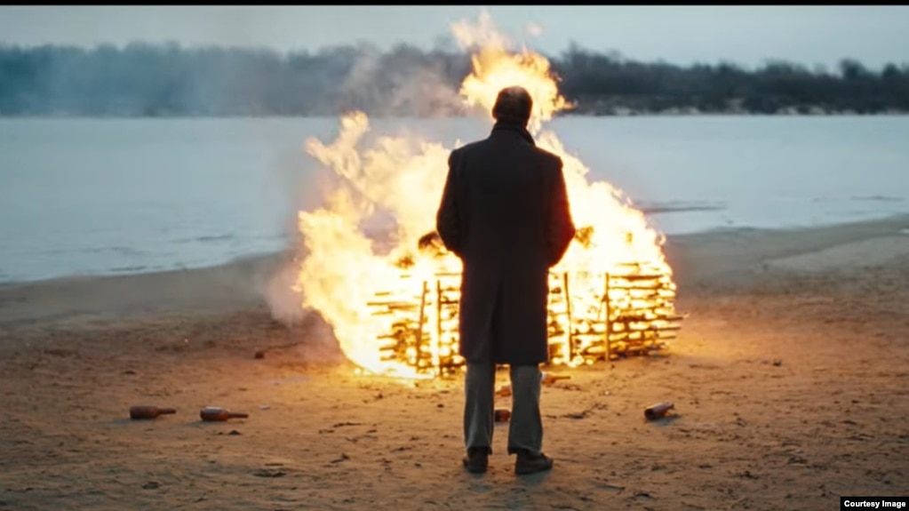 Широкой российской публике о народе меря может быть известно разве что из фильма "Овсянки" по одноименной повести Дениса Осокина. На скриншоте запечатлён ритуал прощания одного из главных героев с умершей женой. 