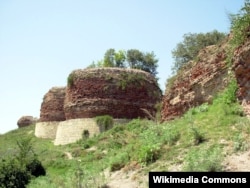 Руины крепости стен древней Кабалы, столицы Кавказской Албании