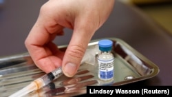 Soluția împotriva rujeolei este vaccinarea copiilor, însă mulți părinți refuză medicația. 
