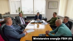 Ministar Nermin Džindić (u sredini) i direktor Elektroprivrede BiH Admir Andelija (lijevo do Džindića) s predstavnicima rudarskog sindikata u Sarajevu 3. aprila 2023.