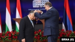 Orbán Viktor megkapja Milorad Dodiktól a boszniai Szerb Köztársaság legmagasabb állami kitüntetését Banja Lukában 2024. április 5-én