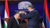 Predsjednik RS Milorad Dodik (desno) odlikuje premijera Mađarske Viktora Orbana u Banjaluci, 5. april 2024.