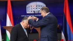 Predsjednik RS Milorad Dodik (desno) odlikuje premijera Mađarske Viktora Orbana u Banjaluci, 5. april 2024.
