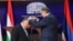 Predsjednik RS Milorad Dodik (desno) odlikuje premijera Mađarske Viktora Orbana u Banjaluci, 5. april 2024.